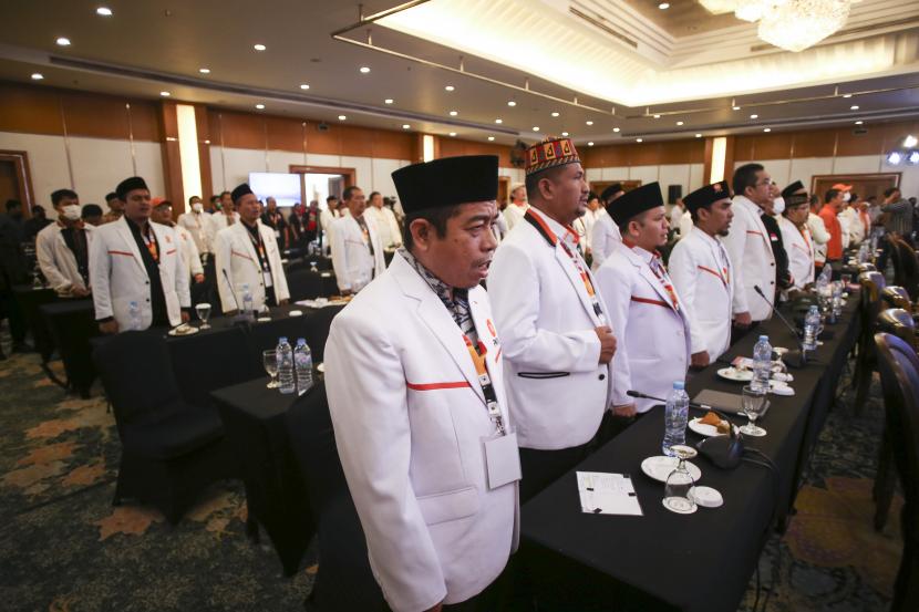 Sejumlah kader Partai Keadilan Sejahtera (PKS) mengikuti jalannya penutupan Rapimnas DPP PKS 2022 di Jakarta, Selasa (21/6/2022). Pada penutupan Rapimnas tersebut PKS memaparkan enam kriteria bakal calon presiden 2024 yang akan diusulkan ke Majelis Syuro untuk dibahas lebih lanjut. 