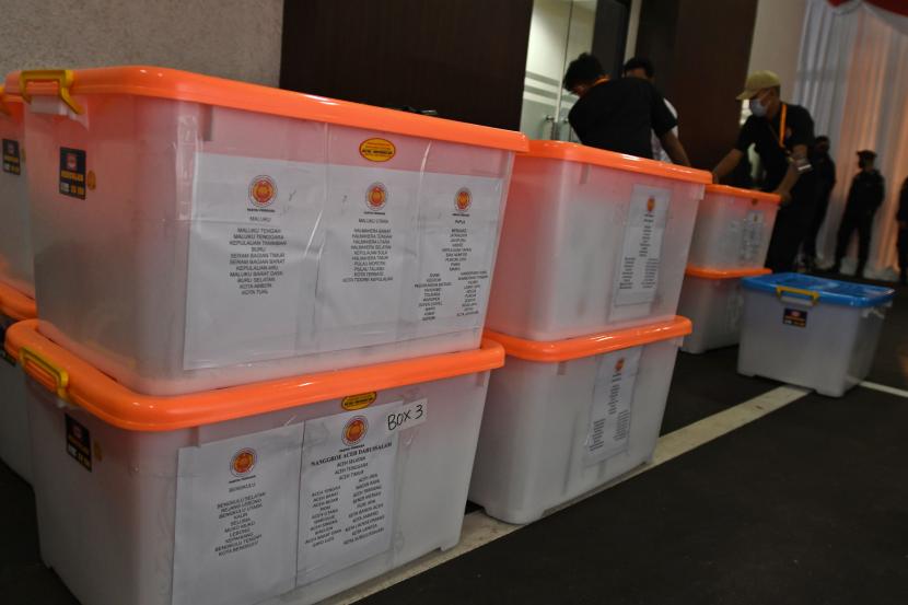 Sejumlah kader Partai Pergerakan Kebangkitan Desa (Perkasa) memindahkan kontainer-kontainer berisi berkas fisik pendaftaran sebagai partai politik calon peserta Pemilu 2024 di Kantor KPU, Jakarta, Ahad (14/8/2022). Pendaftaran partai politik sebagai calon peserta Pemilu 2024 ditutup pada Minggu malam ini dan KPU menegaskan tidak akan memperpanjang masa pendaftaran tersebut. 