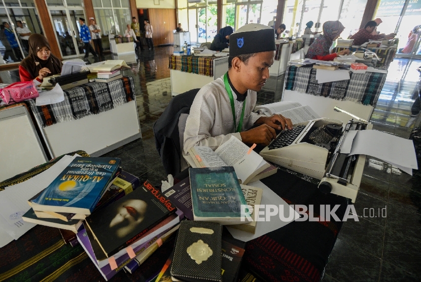 Sejumlah Kafilah mengikuti semi final lomba Musabaqah menulis makalah ilmiah Al Quran dalam rangkaian MTQ Nasional ke XXVI yang diadakan di Gedung Irigasi PU Kota Mataram, Nusa Tenggara Barat, Selasa (2/8).