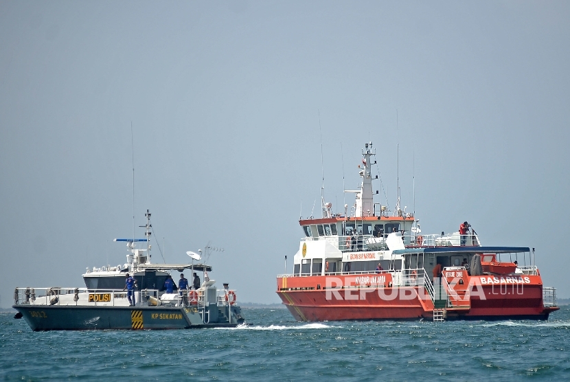 Sejumlah kapal bergabung mencari korban Kapal Zahro Express yang terbakar di Perairan Teluk Jakarta, Senin (2/1).