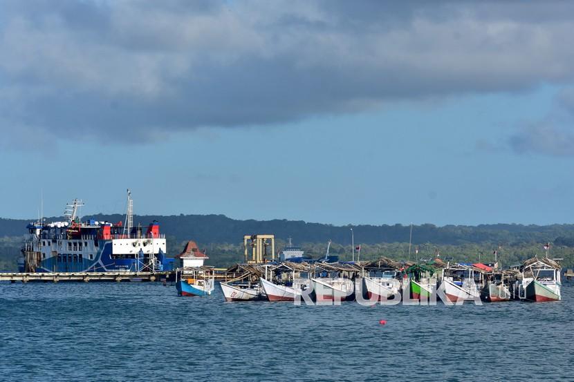 Sejumlah kapal berjejer di dekat dermaga di Kota Saumlaki, Kabupaten Kepulauan Tanimbar, Maluku, Kamis (19/8/2021). Kabupaten Kepulauan Tanimbar di Provinsi Maluku memiliki potensi investasi di sektor perikanan yang masih terbuka luas.