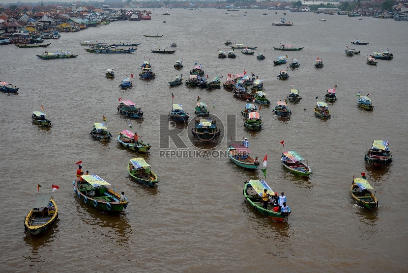 Sejumlah kapal berlayar di atas Sungai Musi, Palembang, Sumsel.