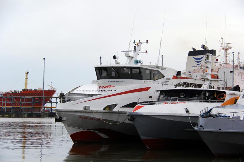 Sejumlah kapal cepat penumpang yang dihentikan operasionalnya tertambat di Pelabuhan Vokala Dumai, Riau, Selasa (13/7/2021). Perusahaan pelayaran di Dumai menghentikan operasional armada kapal penumpangnya untuk tujuan Pulau Batam mulai tanggal 14 sampai 22 Juli 2021 dengan diterapkannya Pemberlakuan Pembatasan Kegiatan Masyarakat (PPKM) Darurat COVID-19 di pulau tersebut. 