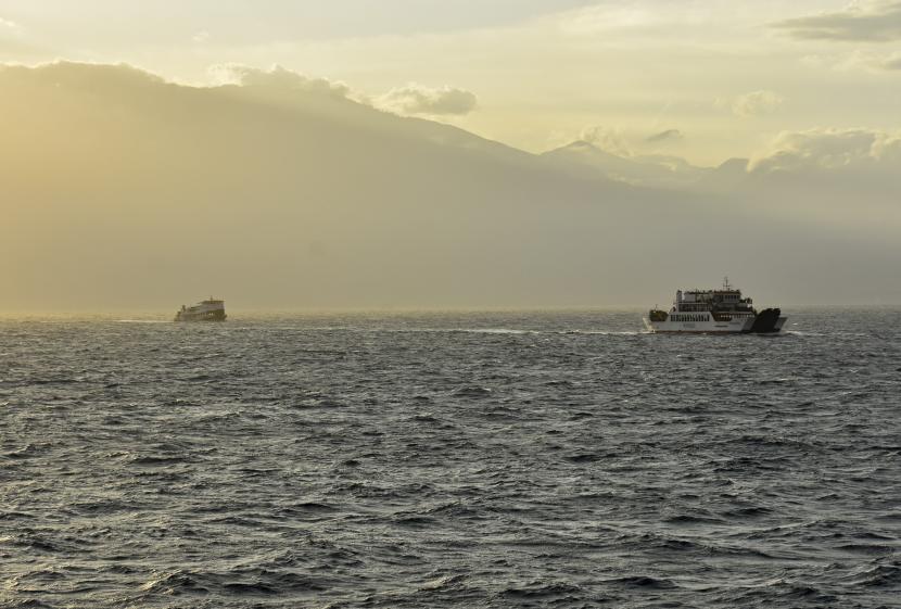 Sejumlah kapal feri di Kepri tak beroperasi sementara waktu karena tak ada BBM subsidi di daerah itu. Foto: Sejumlah kapal feri melintas. (ilustrasi)