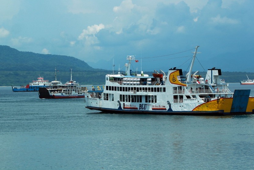 Sejumlah kapal Ferry berlayar di Selat Bali terlihat dari Pelabuhan Ketapang, Banyuwangi, Jawa Timur, Kamis (10/3).