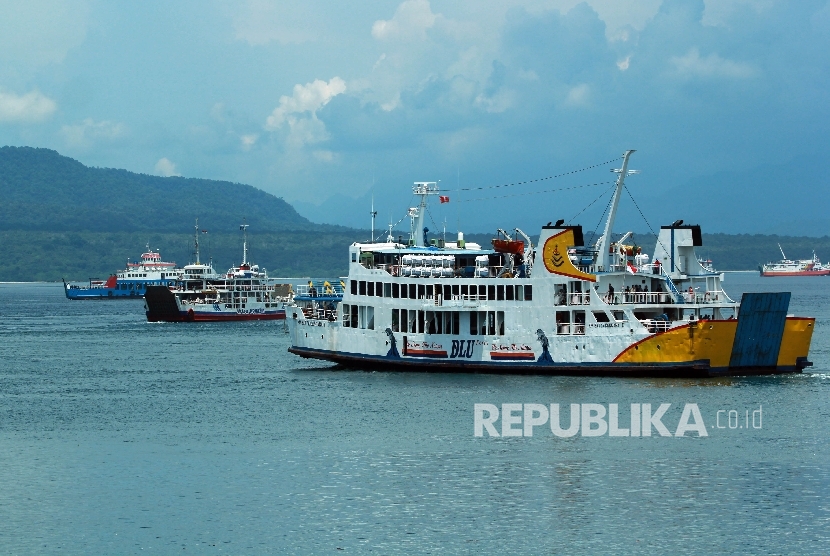 Sejumlah kapal Ferry berlayar di Selat Bali terlihat dari Pelabuhan Ketapang, Banyuwangi, Jawa Timur, Kamis (10/3). 