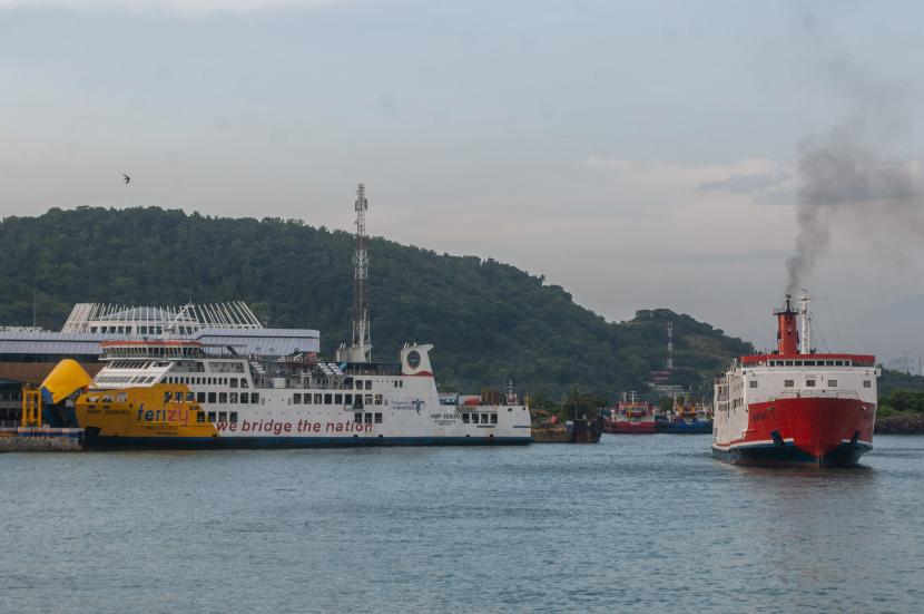 Sejumlah kapal feri yang hendak berlabuh berada di kawasan Pelabuhan Merak, Kota Cilegon, Banten, Ahad (8/5/2022). PT ASDP Indonesia Ferry (Persero) melakukan peningkatan sejumlah fasilitas di Pelabuhan Merak, Banten, menjelang masa mudik libur  Lebaran 2023. 