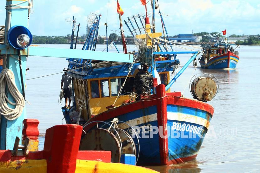 Sejumlah kapal ikan ilegal berbendera Vietnam digiring menuju Stasiun Pengawasan Sumber Daya Kelautan dan Perikanan (PSDKP) Pontianak di Kabupaten Kubu Raya, Kalimantan Barat, Kamis (20/5/2021). Dalam Operasi Lebaran yang dilaksanakan pada liburan Idul Fitri 2021, Kapal Pengawas Hiu Macan 01 Kementerian Kelautan dan Perikanan (KKP) yang dinahkodai Kapten Samson menangkap enam kapal ikan asing berbendera Vietnam beserta 36 Anak Buah Kapal (ABK) saat sedang menjaring cumi-cumi secara ilegal di Laut Natuna Utara pada Minggu (16/5/2021).