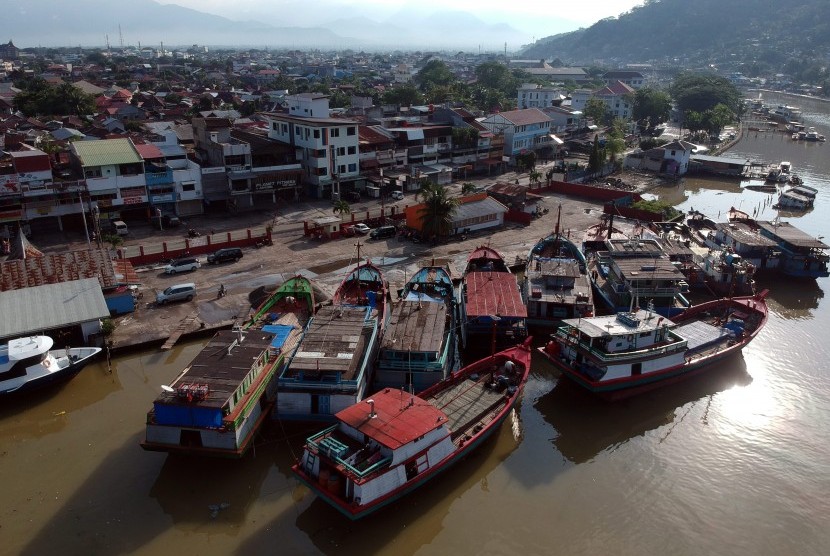 Sejumlah kapal kayu ditambatkan di pelabuhan Muaro, Padang, Sumatera Barat, Rabu (10/10). Badan Pusat Statistik (BPS) merilis, angka pertumbuhan Sumbar di kuartal III-2018 sebesar 5,24 persen.