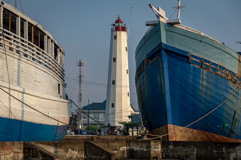 Sejumlah kapal kayu pengangkut barang antarpulau bersandar di kawasan Pelabuhan Tanjung Emas, Semarang, Jawa Tengah. 