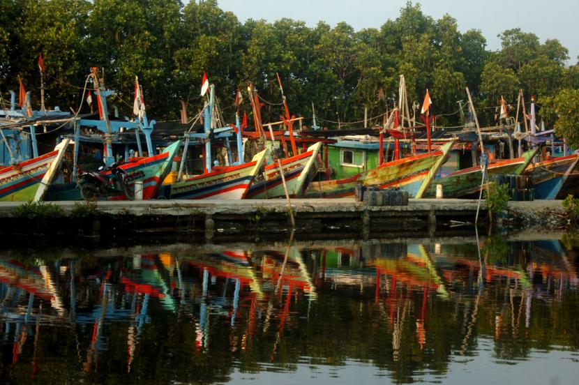 Sejumlah kapal nelayan sandar di Muara Anyar, Tegal, Jawa Tengah (ilustrasi)