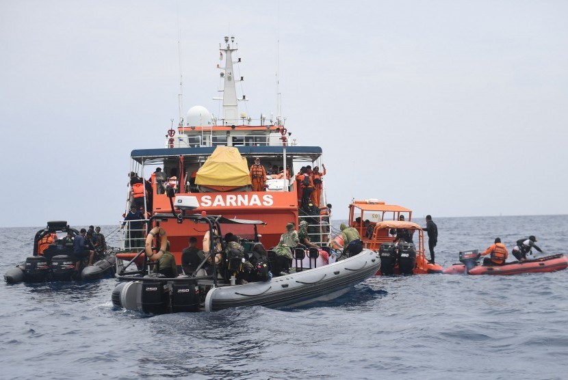 Joint team of search and rescue try to find victims and debris of Lion Air flight JT 610 aircraft at Tanjung Pakis waters, Karawang, West Java, Tuesday (Oct 30).