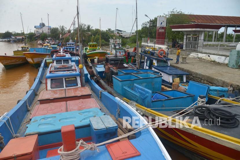 Sejumlah kapal nelayan antre untuk mendapatkan minyak solar bersubsidi di Stasiun Pengisian Bahan Bakar Nelayan (SPBN) Pelabuhan Lampulo, Banda Aceh, Aceh, Senin (21/3/2022).