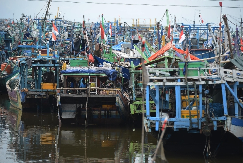  Sejumlah kapal nelayan berlabuh di Pelabuhan Muara Angke, Jakarta Utara, Selasa(7/4).   (Republika/Raisan Al Farisi)