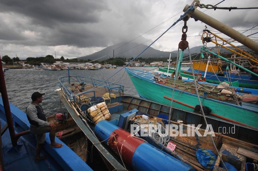  Kembangkan Pelabuhan Bitung, OD Gandeng PT Inerco dan Rotterdam Port. Foto:  Sejumlah kapal nelayan bersandar di dermaga Pelabuhan Perikanan Aertembaga, Bitung, Sulawesi Utara, Senin (1/2/2021). 