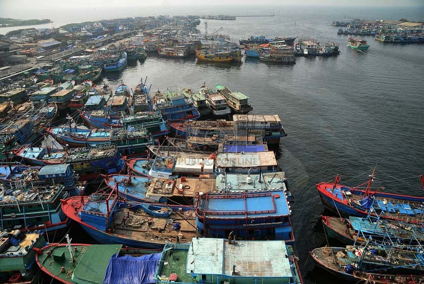 Sejumlah kapal nelayan bersandar di Pelabuhan Perikanan Muara Baru, Jakarta, Jumat (5/9).(Republika/Prayogi)