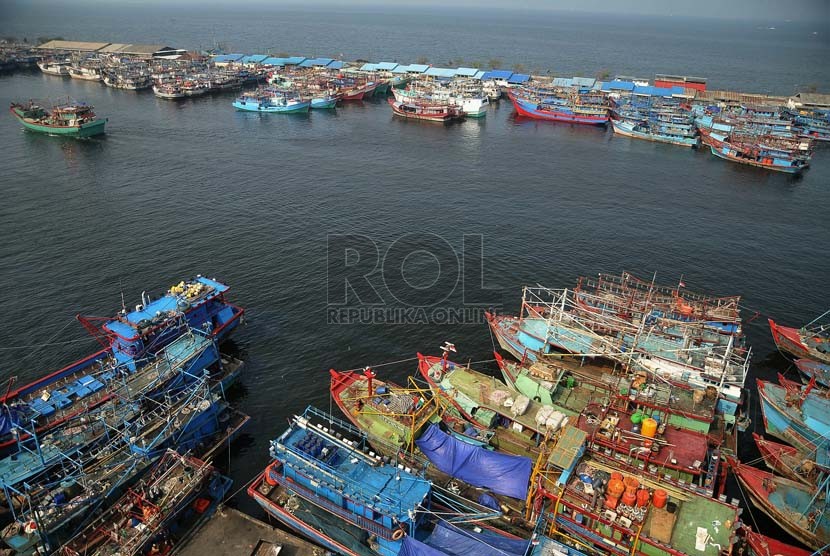 Sejumlah kapal nelayan bersandar di Pelabuhan Perikanan Muara Baru, Jakarta, Jumat (5/9).(Republika/Prayogi)