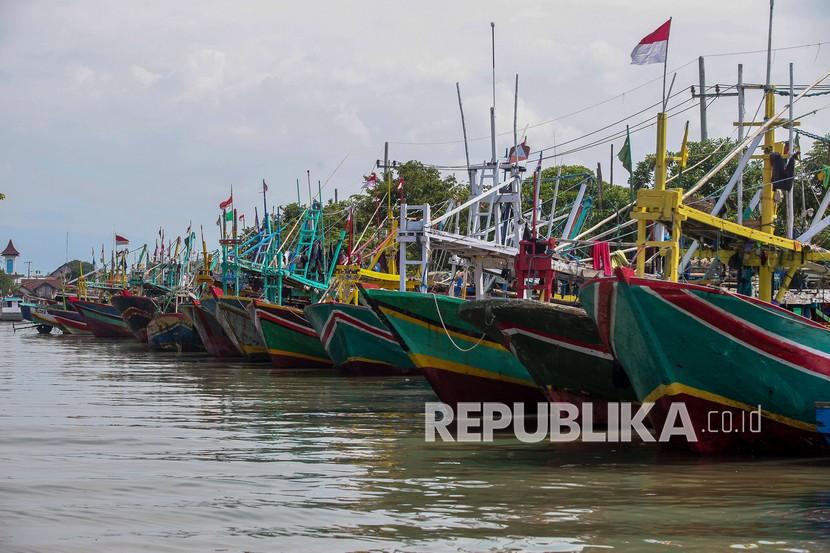 Sejumlah kapal nelayan sandar di dermaga (ilustrasi). Nelayan tangkap di Kota Kupang, Nusa Tenggara Timur, mengharapkan agar tidak ada kebijakan dari pemerintah untuk menaikkan harga bahan bakar minyak (BBM) jenis solar.