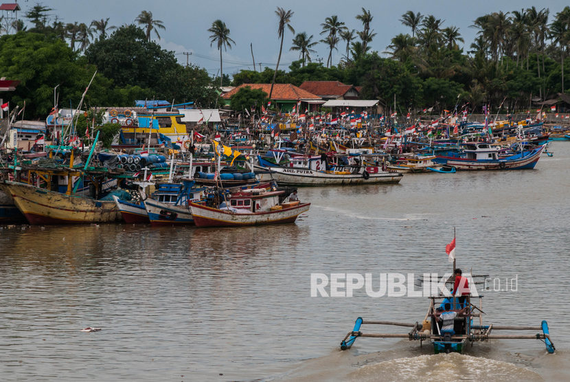 Sejumlah kapal nelayan tidak melaut bersandar di Pangkalan Pendaratan Ikan (PPI) Binuangeun di Lebak, Banten, Ahad (8/3/2020).