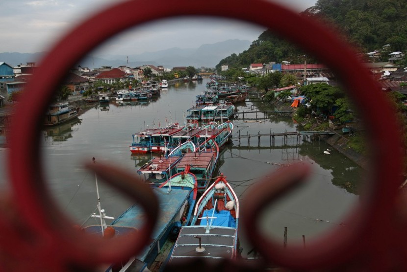 Sejumlah kapal nelayan yang tidak melaut bersandar di Muaro Padang, Sumbar, Kamis (9/2). Pemerintah daerah akan menjadikan kawasan muara Sungai Batang Arau sebagai pusat tujuan wisata terintegrasi.