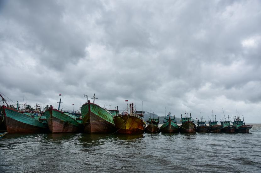 Kapal penangkap ikan (ilustrasi). Pemerintah Kabupaten Bangka, Provinsi Kepulauan Bangka Belitung, menyalurkan bantuan lima unit kapal penangkap ikan.