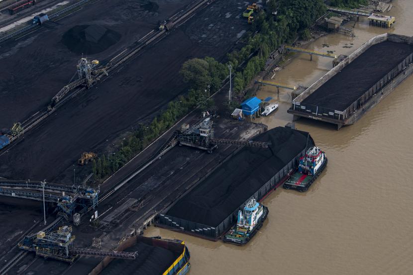 Sejumlah kapal tongkang pengangkut batubara melakukan bongkar muatan di perairan Sungai Musi, Palembang, Sumatera Selatan, Senin (19/7/2021). Kementerian Energi dan Sumber Daya Mineral (ESDM) menetapkan harga batu bara acuan pada Desember 2021 sebesar 159,79 dolar AS per ton.
