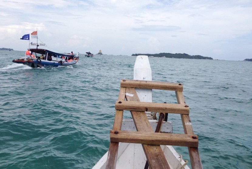 Sejumlah kapal wisata berlayar membawa wisatawan menuju Pulau Lengkuas , Belitung, Bangka Belitung, Jumat, (19/2)