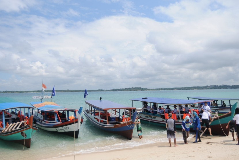 Sejumlah kapal wisata bersandar di pantai Pulau Burung Belitung,Bangka Belitung, Jumat (19/2). 