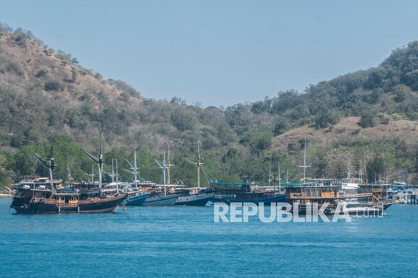 Sejumlah kapal wisata pinisi lego jangkar di perairan dekat Dermaga Labuan Bajo, NTT.