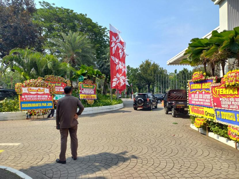 Sejumlah karangan bunga di Balai Kota DKI Jakarta