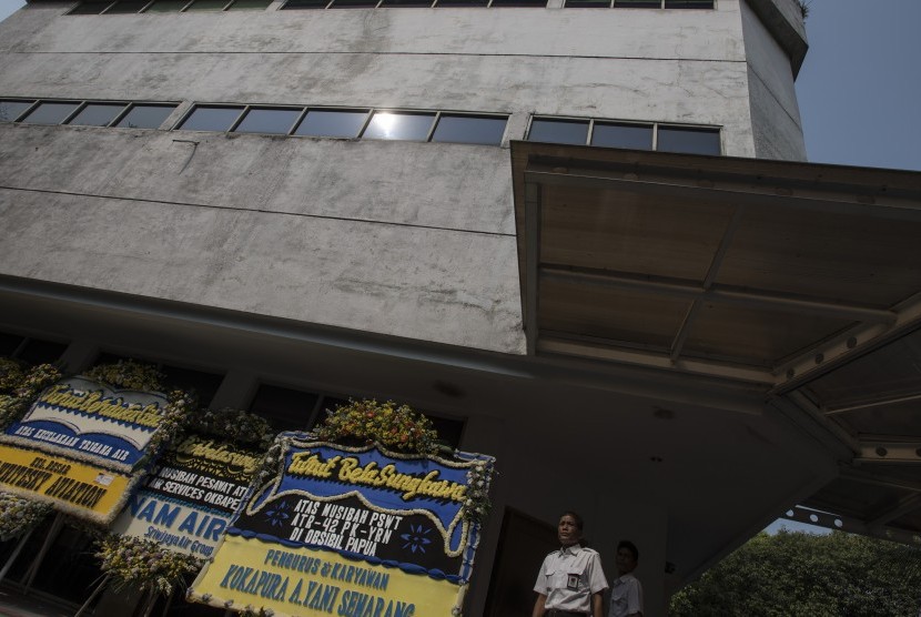 Sejumlah karangan bunga diletakkan di depan Kantor Pusat Trigana Air Service, Jakarta, Selasa (18/8). 