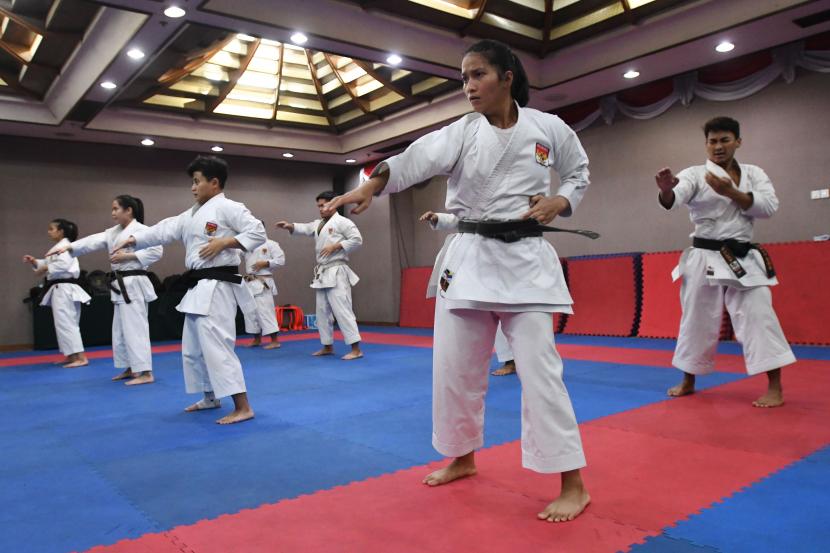 Sejumlah karateka nomor Kata berlatih dalam Pemusatan Latihan Nasional (Pelatnas) Karate untuk SEA Games Vietnam di Gedung Manggala Wanabakti Kementerian Kehutanan dan Lingkungan Hidup, Jakarta, Senin (25/4/2022). Pelatnas Karate Indonesia memberangkatkan 19 karateka di dua nomor Kumite dan Kata dengan target tiga emas dalam ajang olah raga Asia Tenggara yang akan digelar Mei 2022 mendatang di Hanoi, Vietnam. 