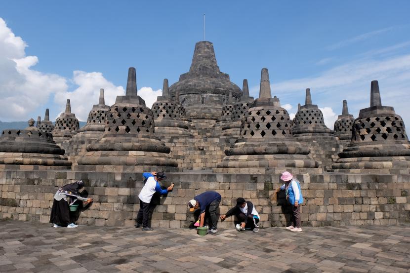 Sejumlah karyawan Balai Konservasi Borobudur (BKB) mengikuti aksi reresik Candi Borobudur (membersihkan) Candi Borobudur (ilustrasi) 