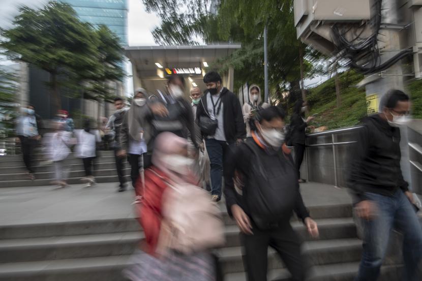 Sejumlah karyawan berjalan usai bekerja di Jakarta, Senin (24/10/2022). Dana Moneter Internasional (IMF) menurunkan prediksi pertumbuhan ekonomi Asia saat moneter dunia semakin ketat, inflasi yang disebabkan perang di Ukraina terus merangkak naik dan pertumbuhan ekonomi China mengalami perlambatan.