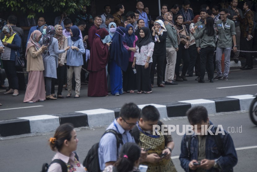 Sejumlah karyawan Komisi Pemberantasan Korupsi (KPK) berkumpul di luar gedung pasca gempa yang mengguncang di kawasan Kuningan, Jakarta, Selasa (23/1).