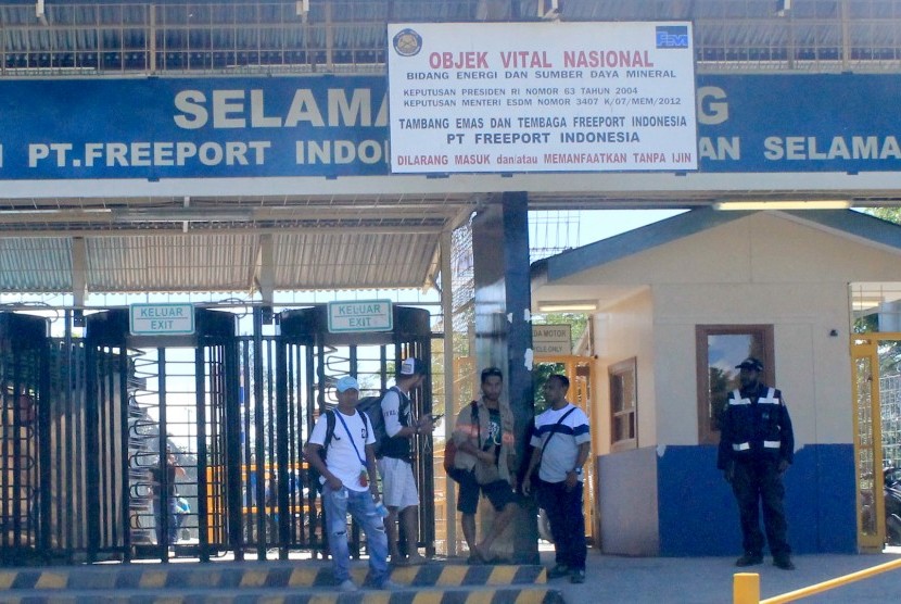 Sejumlah karyawan menunggu kepastian keberangkatan ke area Tembagapura di terminal gorong-gorong, Timika, Mimika, Papua, Rabu (15/11). 
