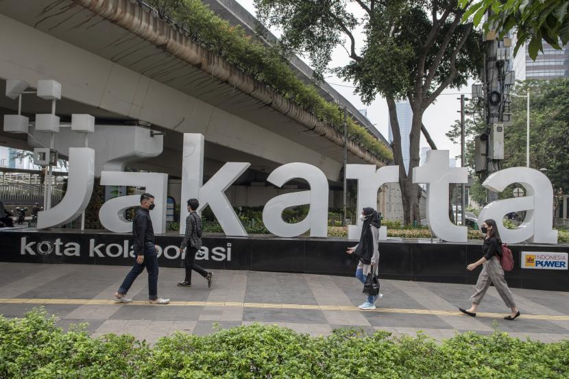 Sejumlah karyawan perkantoran berjalan saat jam masuk kerja di Jakarta, Rabu (13/7/2022). PTUN membatalkan kenaikan upah minimum provinsi (UMP) DKI Jakarta 2022 dari Rp4.641.854, dikembalikan menjadi Rp4.573.8454 sesuai rekomendasi Dewan Pengupahan DKI Jakarta. 