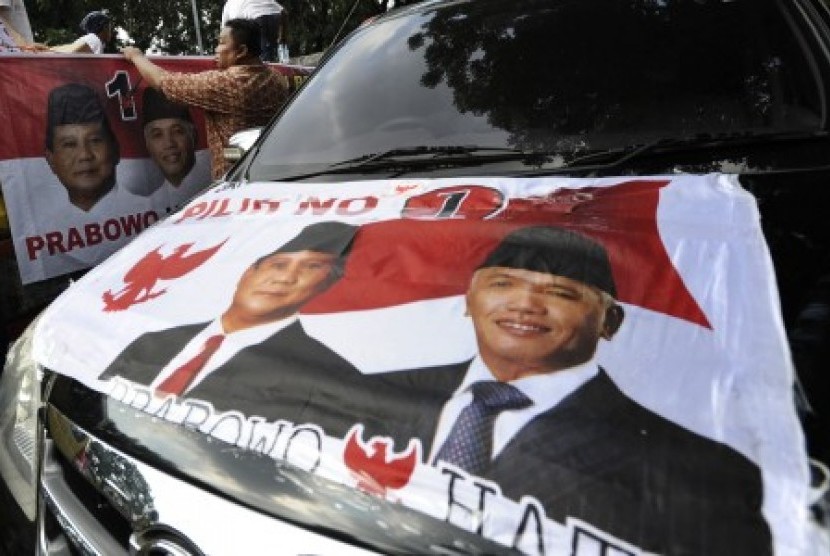 Sejumlah karyawan perusahaan BUMN mempersiapkan spanduk sebelum melakukan road show guna memenangkan pasangan capres cawapres nomor urut satu Prabowo-Hatta di Jalan Medan Merdeka Selatan, Jakarta, Rabu (25/6).