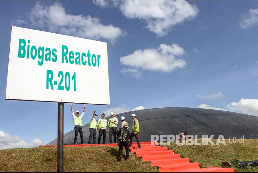 Sejumlah karyawan PTPN V berada di kawasan Pembangkit Listrik Tenaga Biogas (PLTBg) usai diresmikan di Pabrik Kelapa Sawit Terantam di Desa Kasikan, Kabupaten Kampar, Riau, Jumat (6/3/2020) ilustrasi