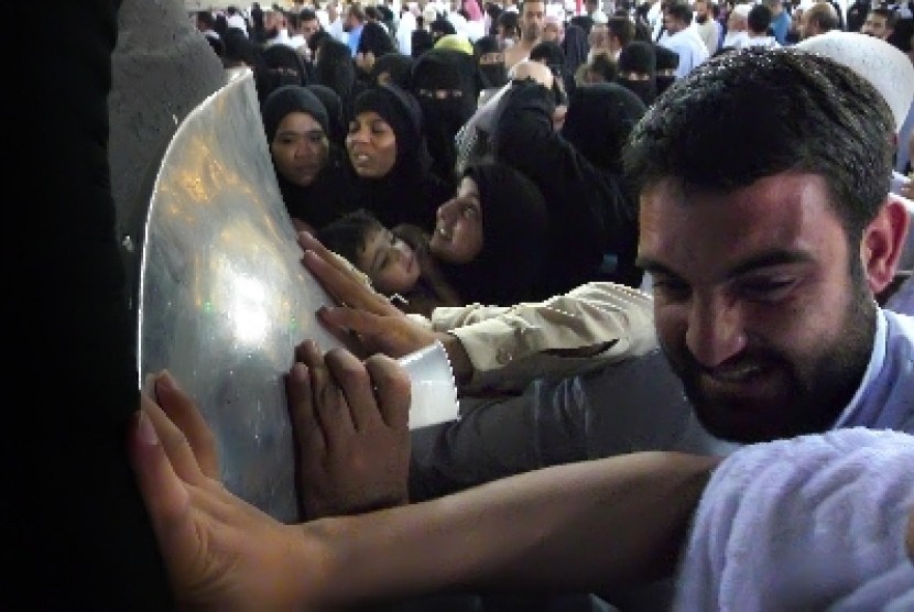 Sejumlah kaum Muslim berebut untuk mencium Hajar Aswad di Masjidil Haram, Makkah, Arab Saudi.