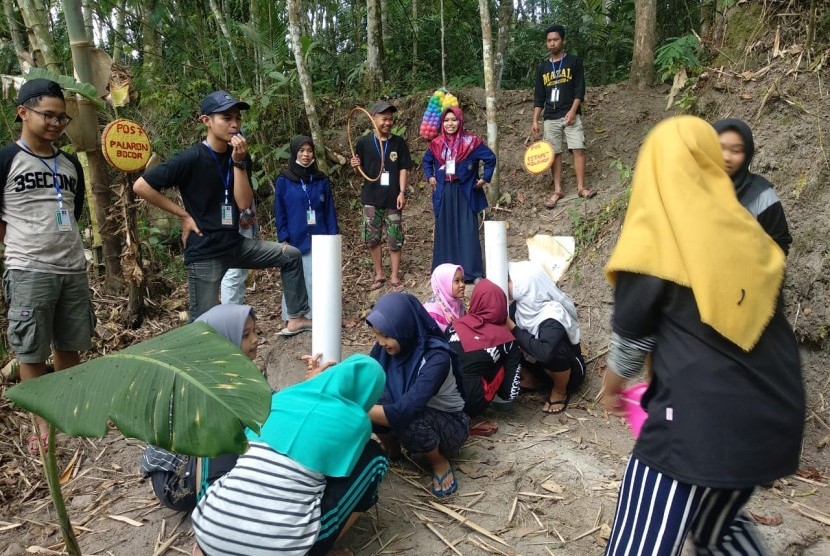  Sejumlah kegiatan pemberdayaan pemuda yang dilakukan sekelompok mahasiswa Universitas Negeri Yogyakarta (UNY) di Dusun Pule, Desa Tegalrandu, Kecamatan Srumbung, Kabupaten Magelang. 
