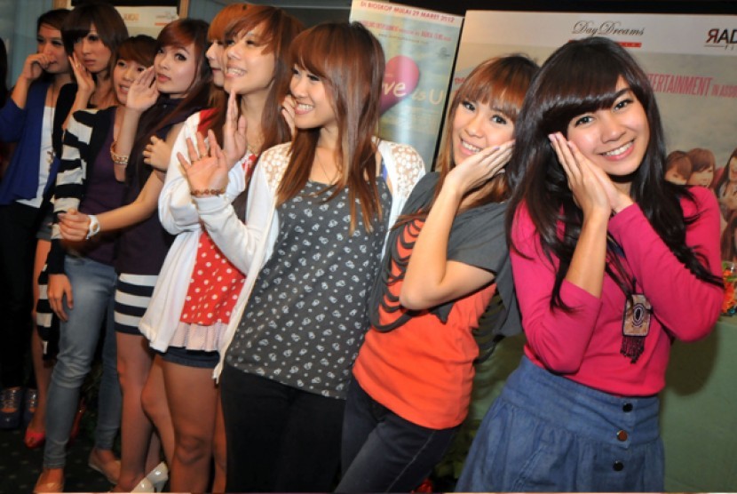 Sejumlah kelompok girl band Cherrybelle berpose disela-sela menghadiri jumpa dengan penggemar di Surabaya, Jatim, Senin (9/4). 