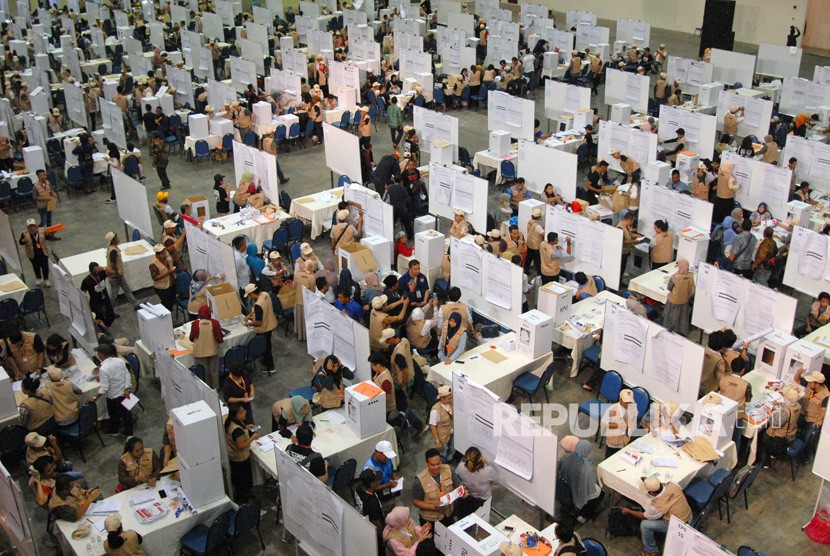 Sejumlah Kelompok Penyelenggara Pemungutan Suara Luar Negeri (KPPSLN) melakukan penghitungan suara Pemilu 2019, di Dewan Tun Razak 1 dan 2, Kuala Lumpur, Malaysia, Rabu (17/4/19). 