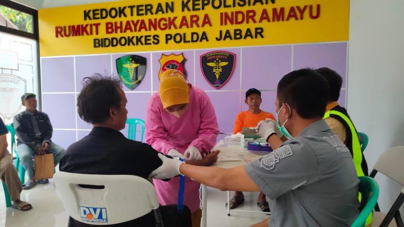 Sejumlah keluarga anak buah kapal (ABK) KM Bintang Mutiara Jaya menjalani tes DNA di RS Bhayangkara Indramayu, Jawa Barat, Selasa (19/9/2023). 