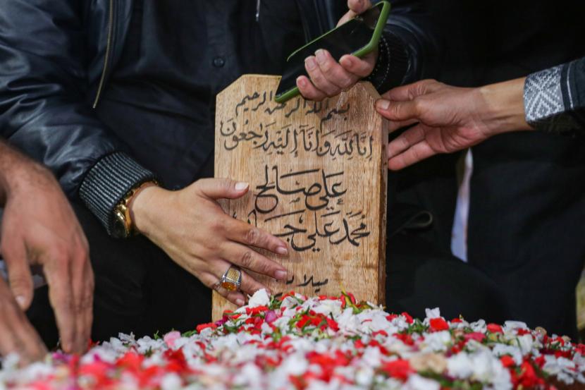 Daqu Selenggarakan Napak Tilas Dakwah Syekh Ali Jaber. Foto:   Sejumlah keluarga dan kerabat berdoa di makam Syekh Ali Jaber di Pesantren Daarul Quran, Cipondoh, Kota Tangerang, Banten, Kamis (14/1).