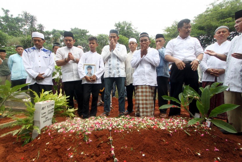 Sejumlah keluarga dan kerabat berdoa saat pemakaman korban jatuhnya pesawat Lion Air JT 610 Arif Yustian di TPU Karang Anyarm Bojong Gede, Bogor, Jawa Barat, Jumat (9/11/2018).