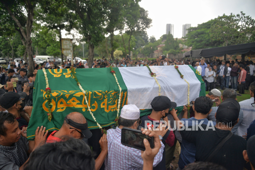 Sejumlah keluarga dan kerabat mengusung keranda berisi jenazah almarhum Mantan Menteri Koordinator (Menko) Bidang Kemaritiman Rizal Ramli untuk dimakamkan di TPU Jeruk Purut, Jakarta, Kamis (4/1/2024). Rizal Ramli dimakamkan satu liang lahad bersama sang istri Herawati yang meninggal dunia pada 2006. Ratusan orang tampak berkumpul untuk mengantar jenazah Rizal Ramli ke peristirahatan terakhirnya. Adapun tokoh yang turut mengiringi Rizal Ramli ke pemakaman, yakni Rocky Gerung, dan Mantan Menteri Agama, Luqman Hakim Saifuddin.