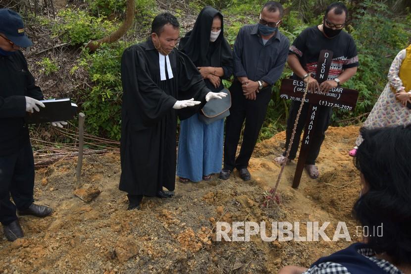 Prosesi pemakaman pasien terduga Covid-19 di Tempat Pemakaman Umum (TPU) Tengku Mahmud Palas, Kota Pekanbaru, Riau, Selasa (28/4).