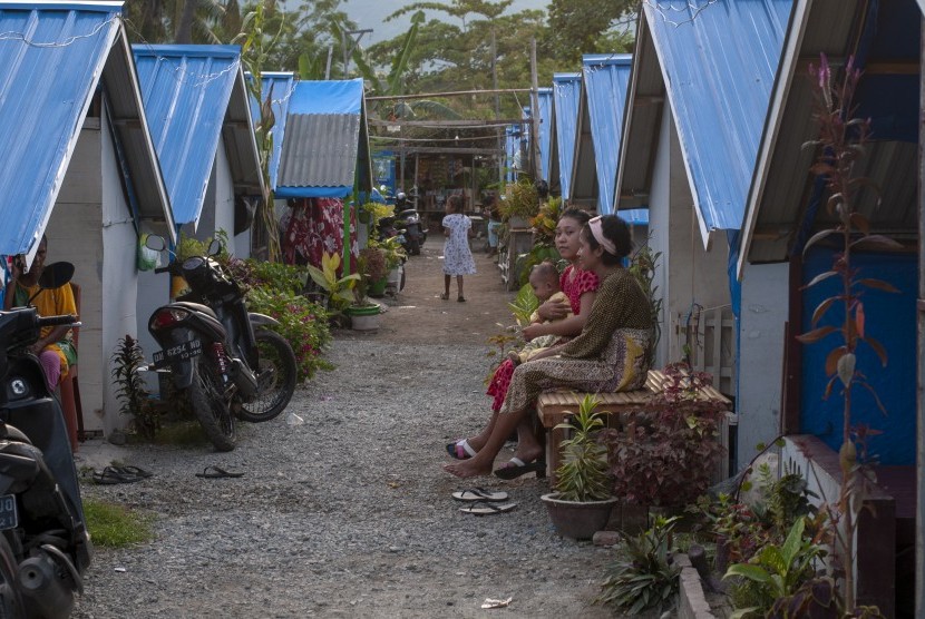 Sejumlah keluarga korban bencana beraktivitas di tenda pengungsian di shelter Lere, Palu, Sulawesi Tengah (ilustrasi)