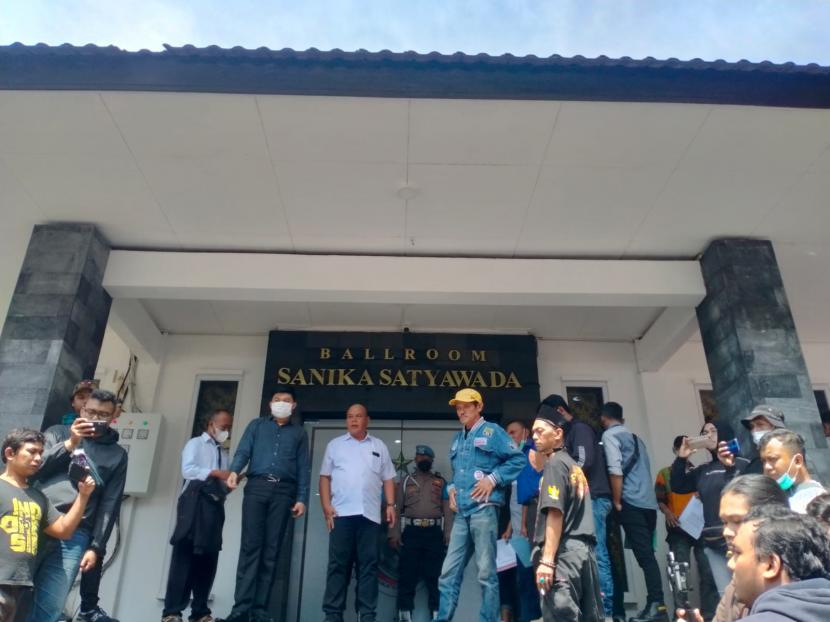 Sejumlah keluarga korban dan korban tragedi Kanjuruhan menjalani pemeriksaan di Mapolresta Malang Kota (Makota), Senin (19/12/2022). 